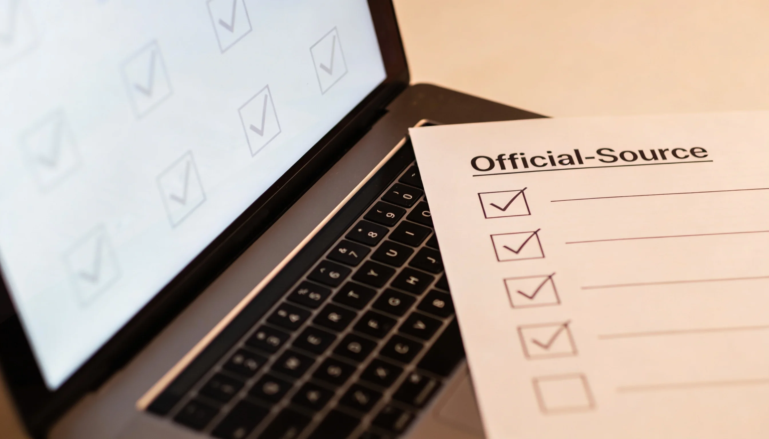 Checklist cartacea per controllare fonti ufficiali e condizioni di un sito